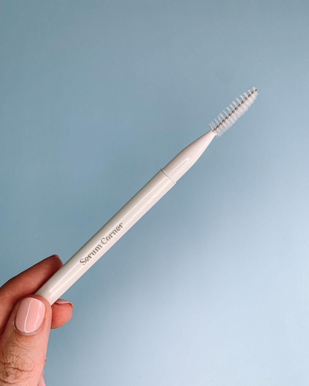 Serum Corner Eyelash Brush with Blue background