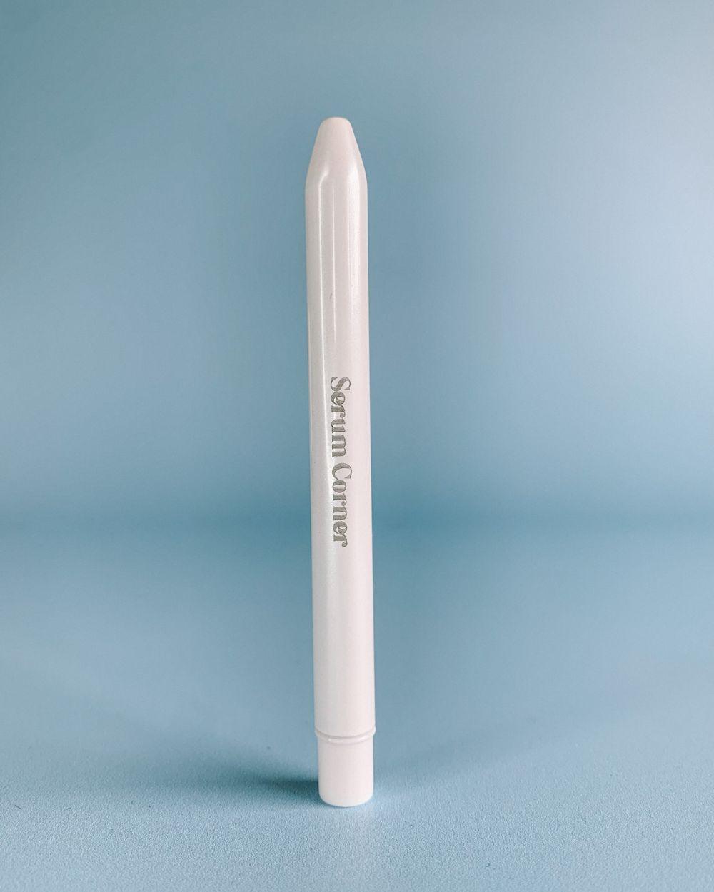 Serum Corner Eyelash Brush with Blue background